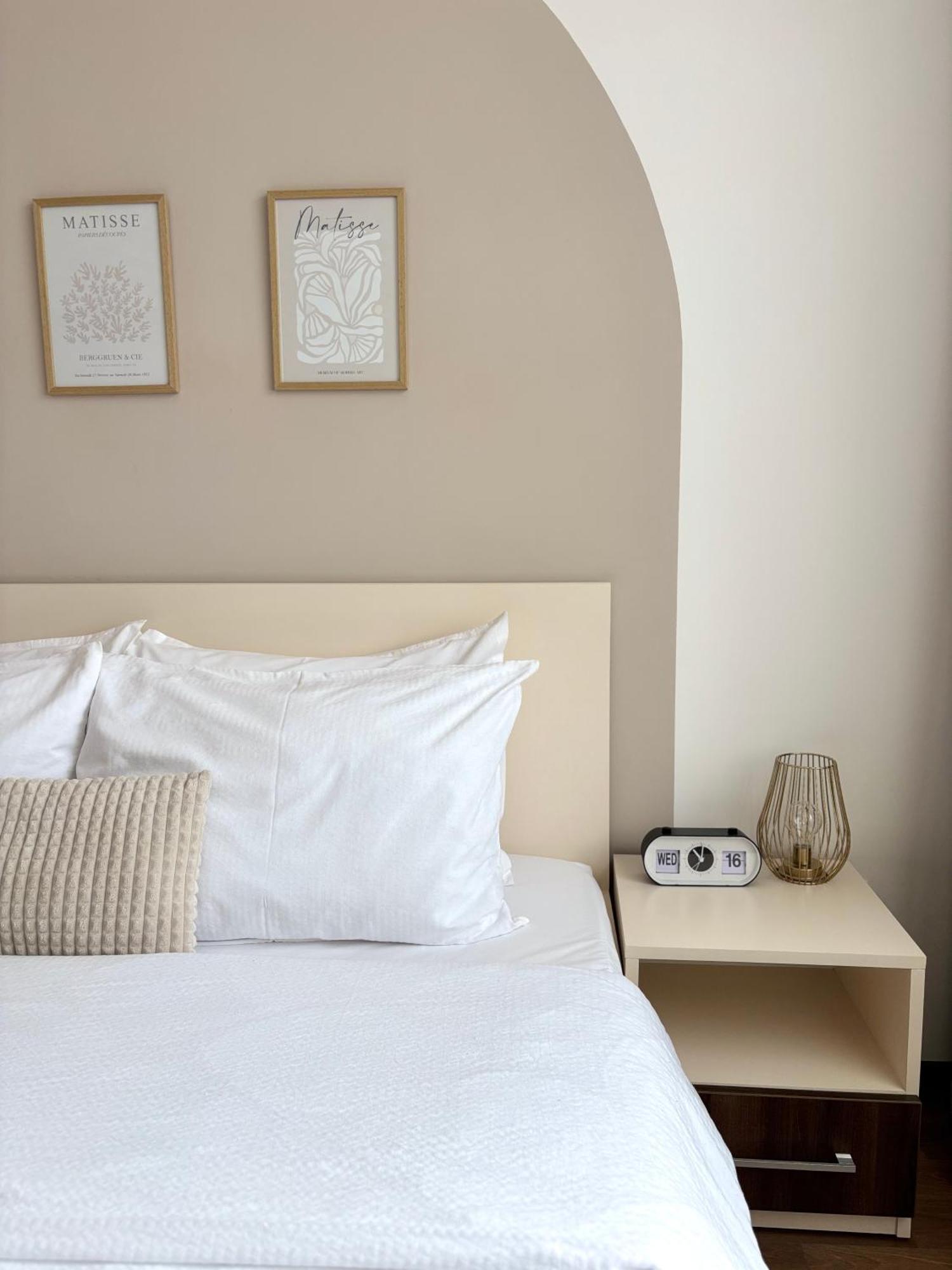 Wanderlust Home Cream, Rasnov Apt For 4, Wifi And Free Parking Exteriér fotografie