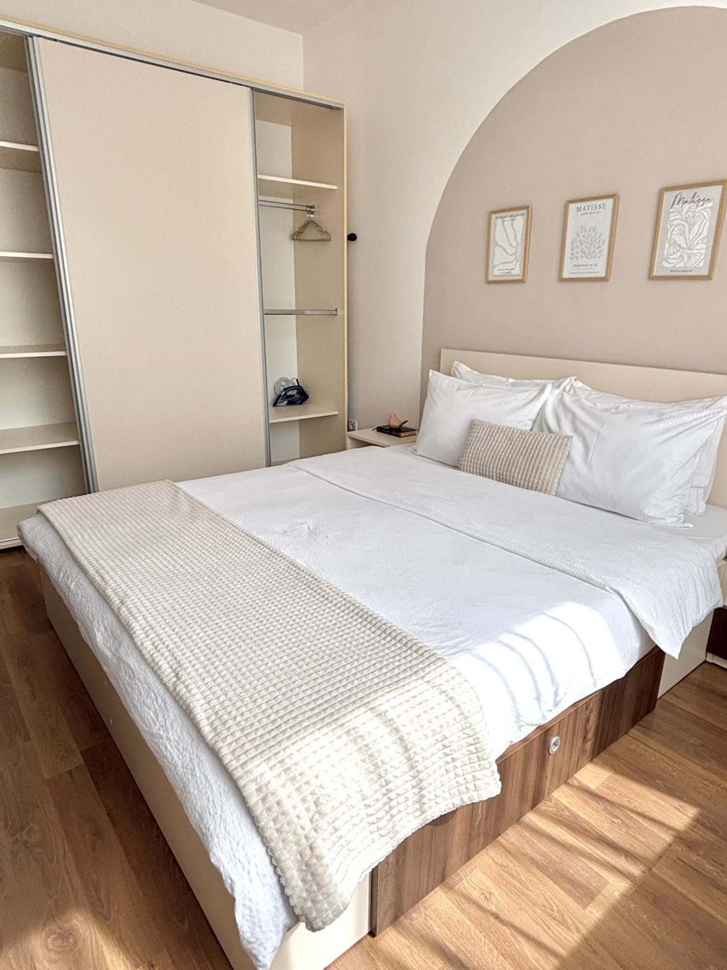 Wanderlust Home Cream, Rasnov Apt For 4, Wifi And Free Parking Exteriér fotografie