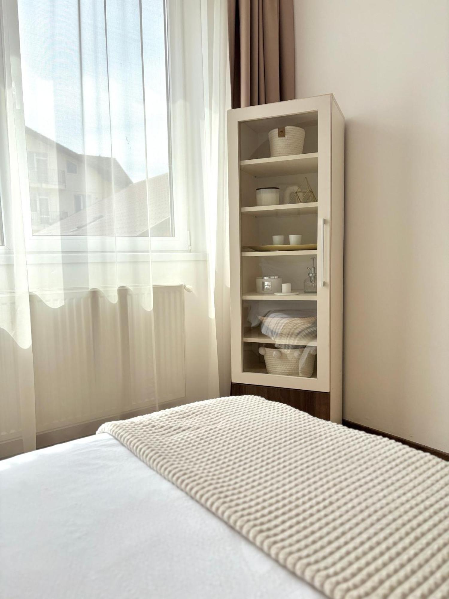 Wanderlust Home Cream, Rasnov Apt For 4, Wifi And Free Parking Exteriér fotografie