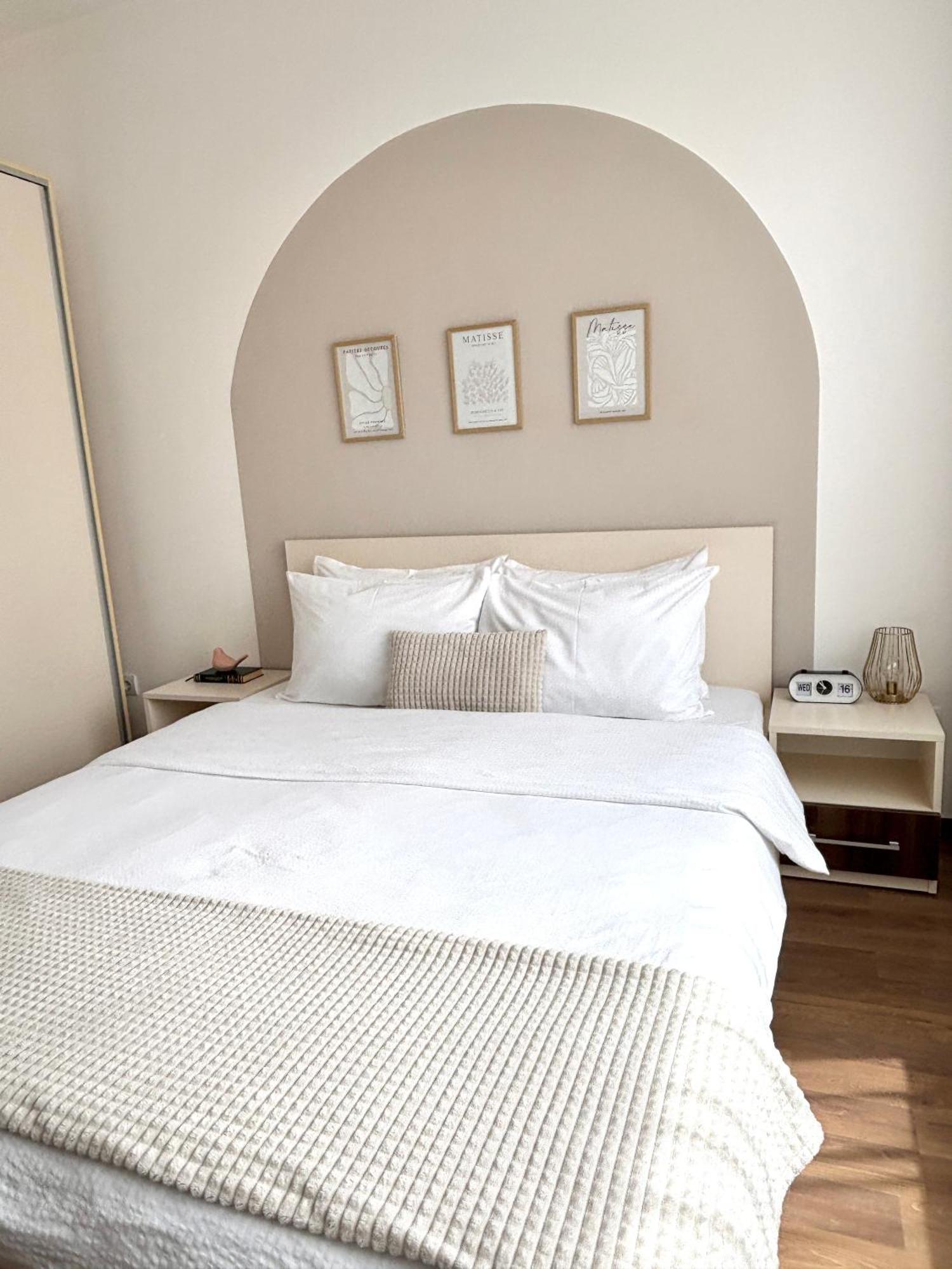 Wanderlust Home Cream, Rasnov Apt For 4, Wifi And Free Parking Exteriér fotografie