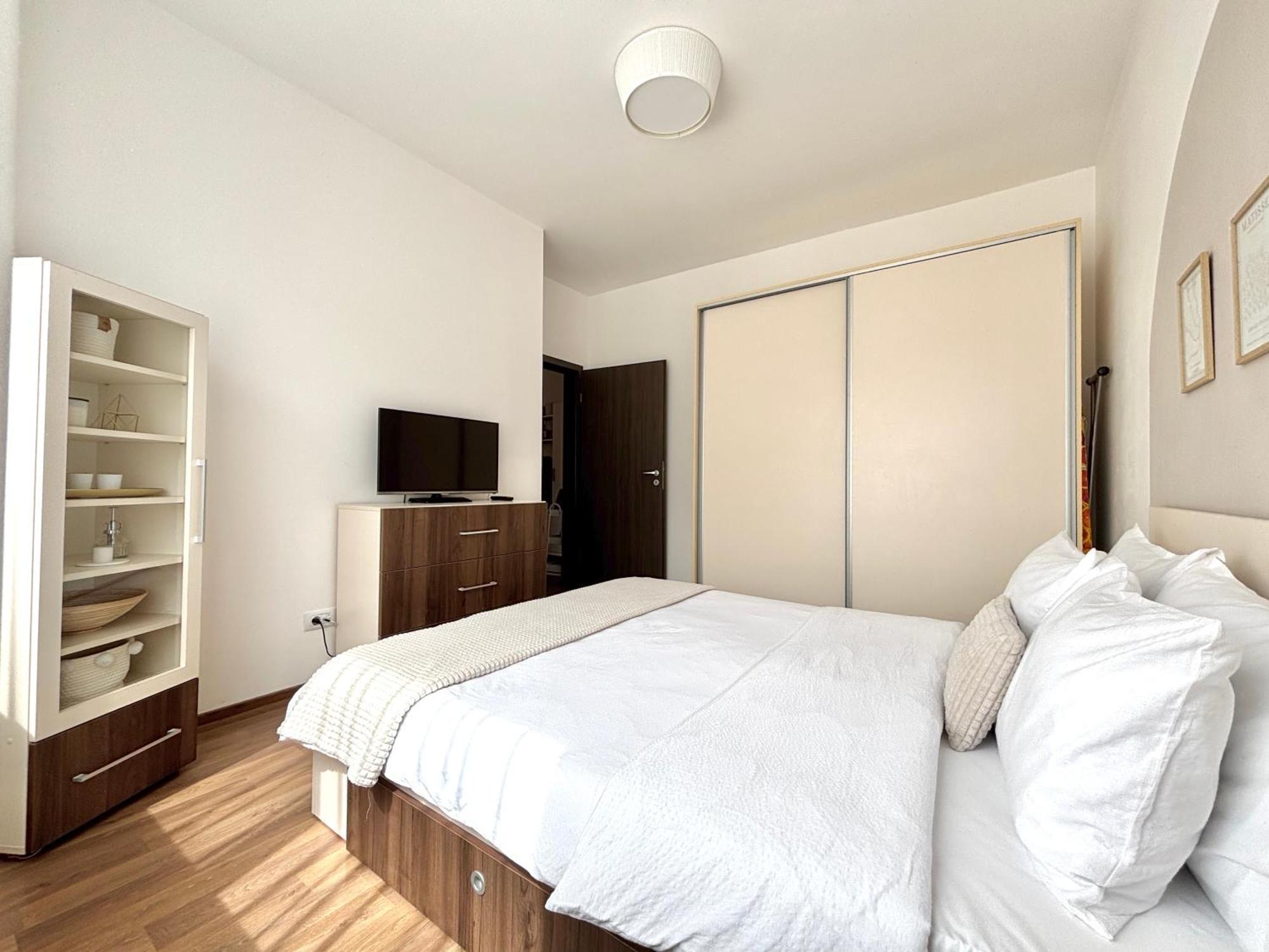 Wanderlust Home Cream, Rasnov Apt For 4, Wifi And Free Parking Exteriér fotografie
