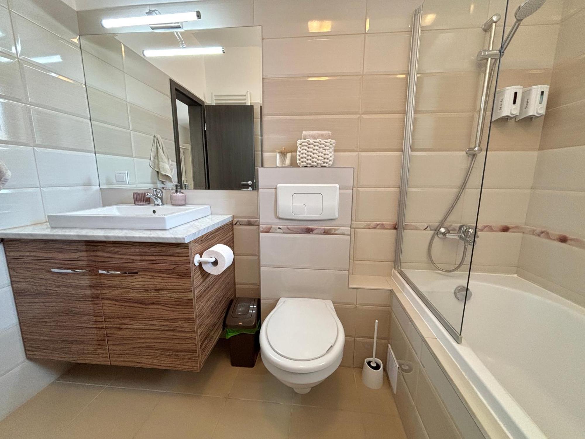 Wanderlust Home Cream, Rasnov Apt For 4, Wifi And Free Parking Exteriér fotografie